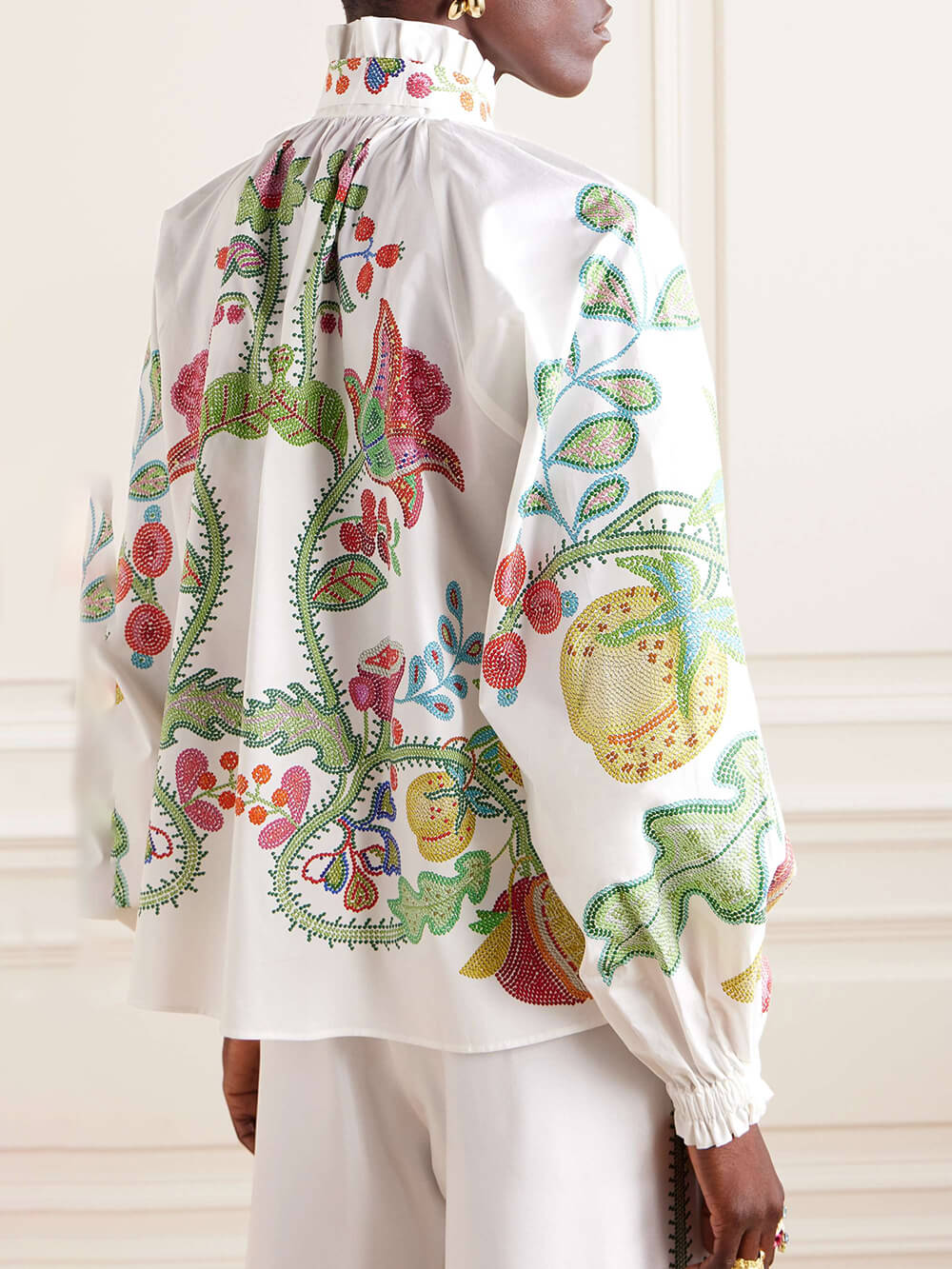 Chemisier ample à volants en satin fleuri et col papillon unique