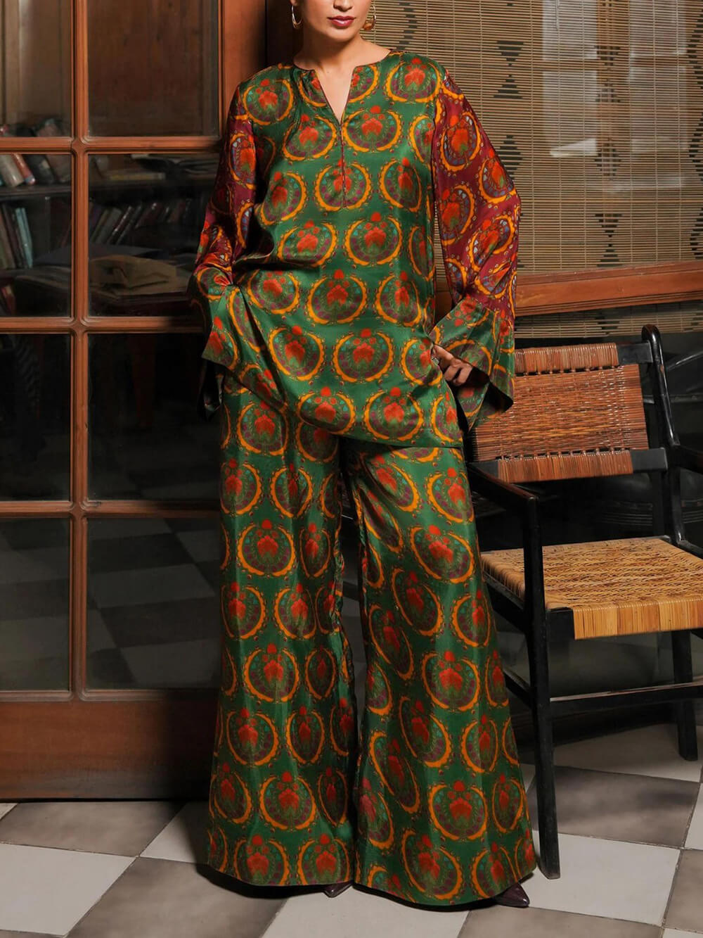 Einzigartige, lockere Hose aus Satin mit breitem Bein und Ethno-Print und elastischer Taille