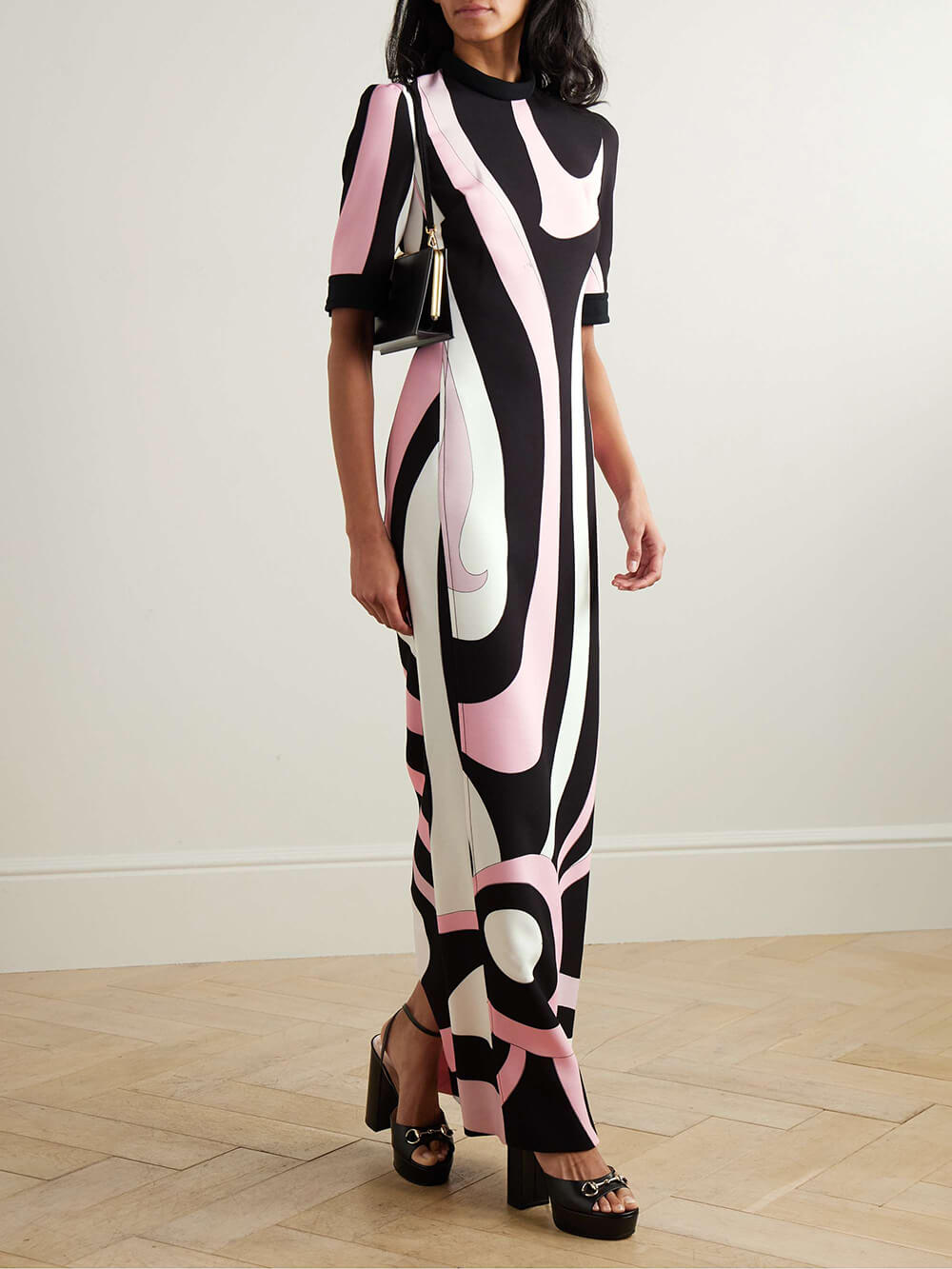 Robe longue froissée en satin imprimé unique d'inspiration rétro
