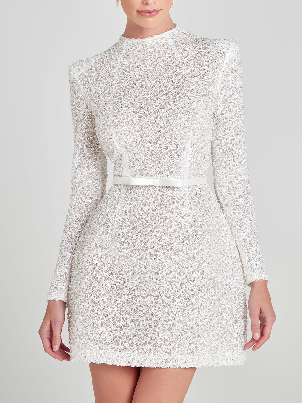 Elegantes, perlenverziertes Minikleid aus Netzstoff mit Schleife und hohem Halsausschnitt