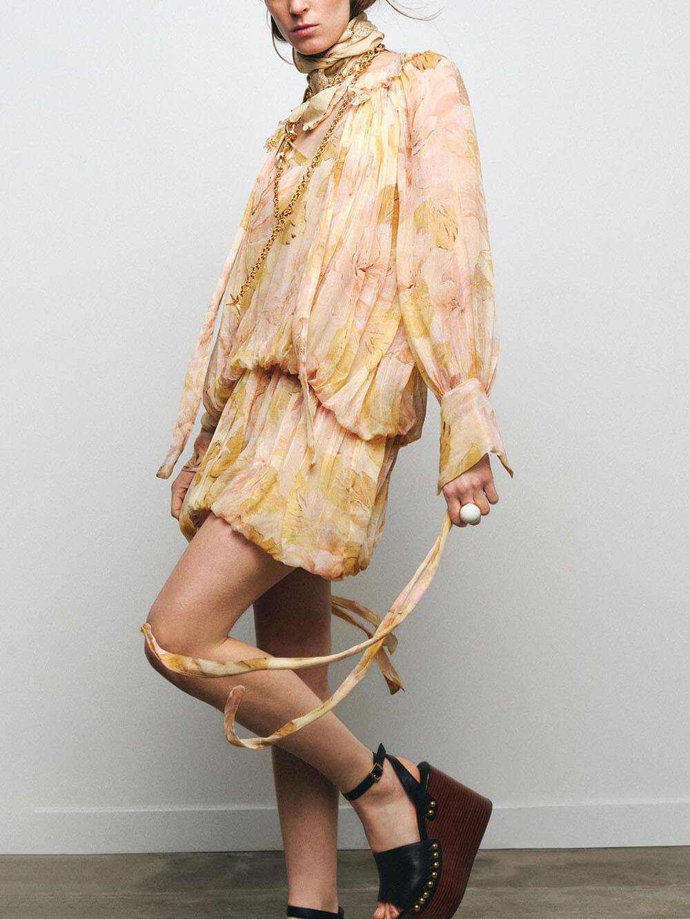 Wunderschönes Minikleid mit Blumenmuster und Ballonärmeln, Puffsaum und elastischer Taille