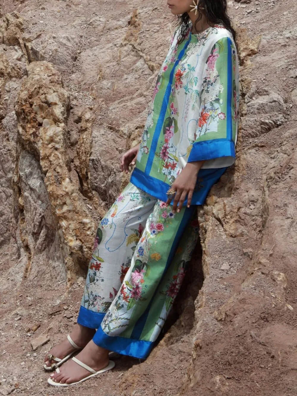 Moderne Satinhose mit weitem Bein und Blumen-Patchwork