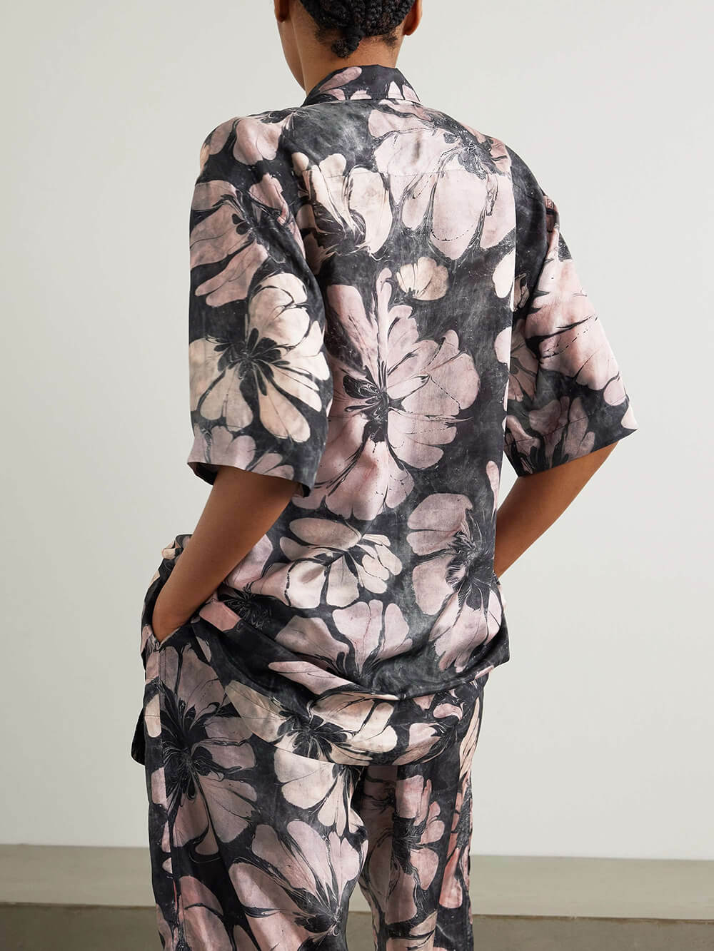 Chemise ample boutonnée en satin à imprimé floral unique