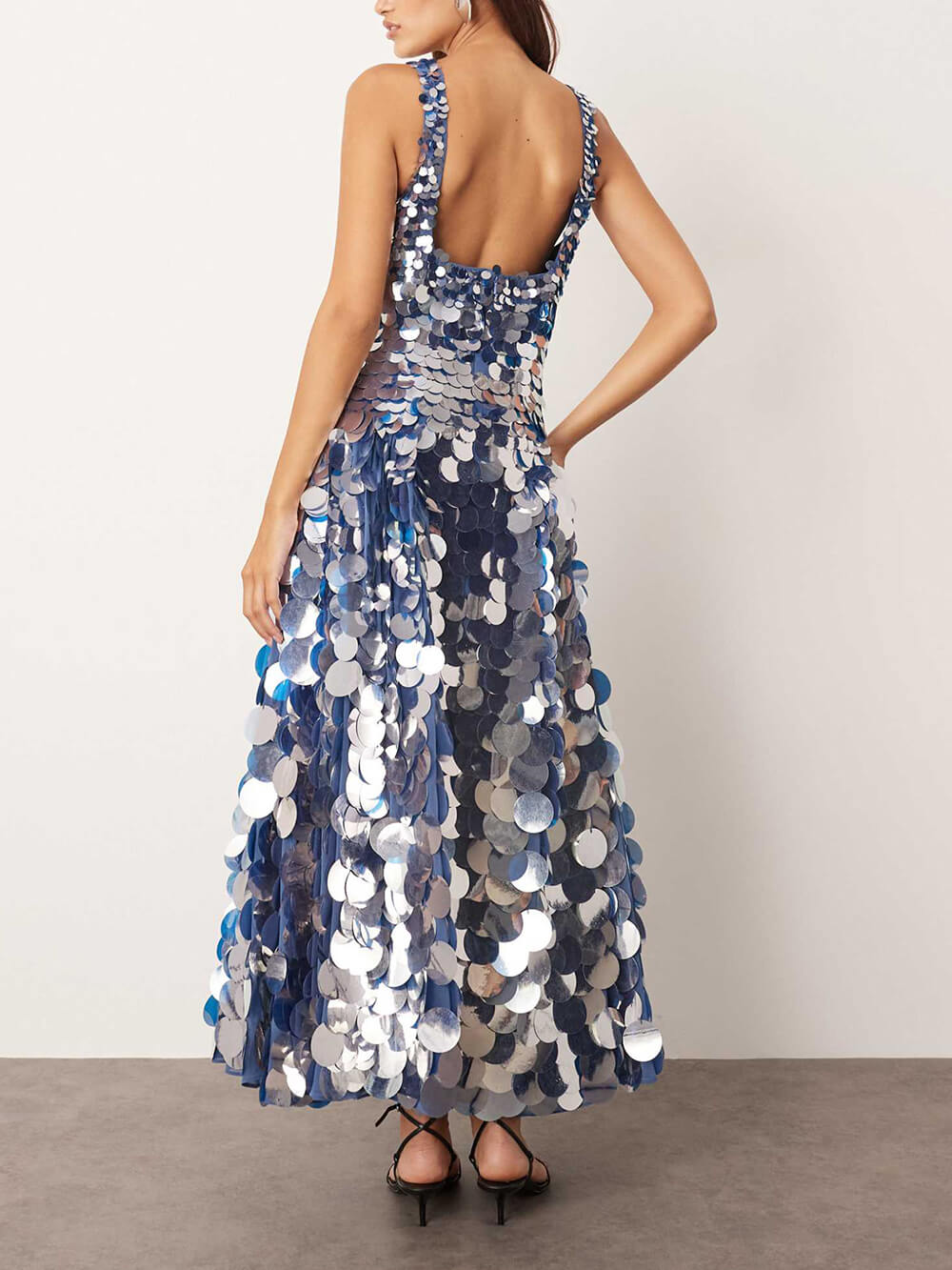 Robe mi-longue à paillettes bleues exquises, col carré et poches