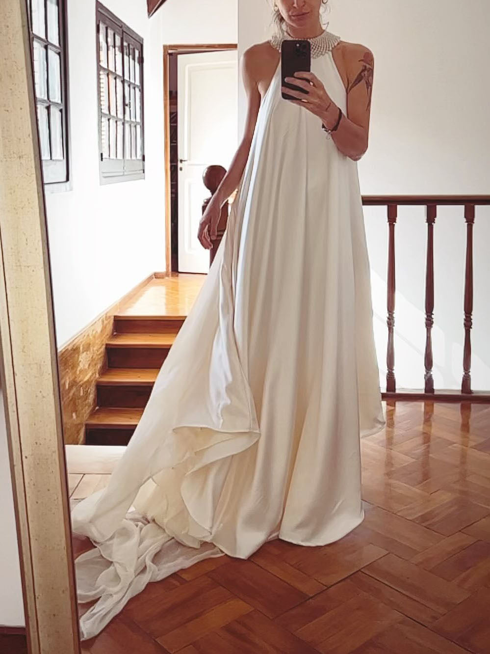 Elegantes, fließendes Maxikleid aus Satin mit Neckholder und Perlenverzierung