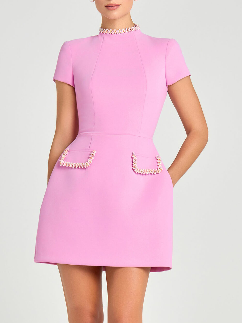 Elegantes und süß duftendes Minikleid mit kurzen Ärmeln und Taschen und Perlenbesatz