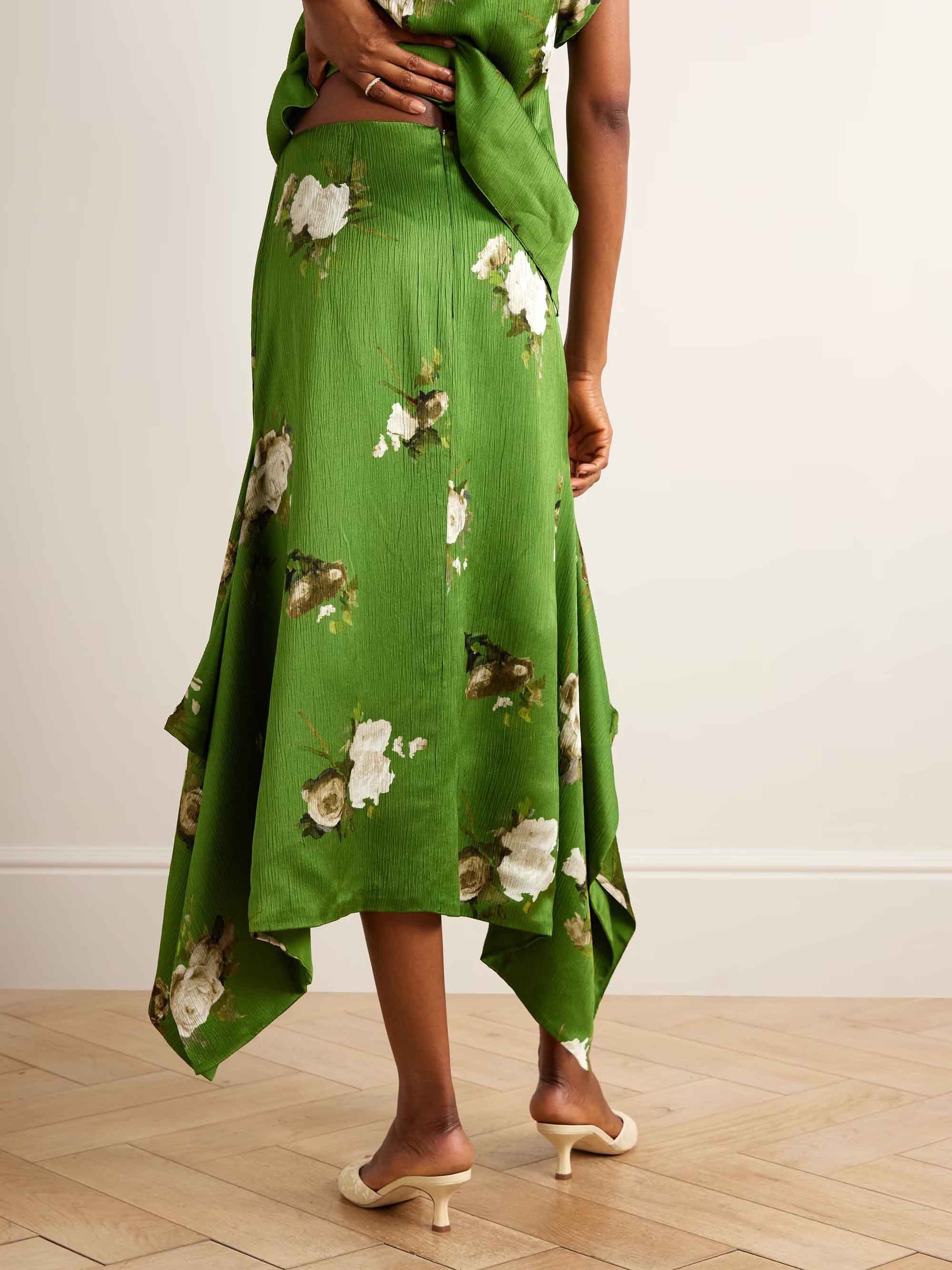 Exquisiter unregelmäßiger Satinrock mit Rosenblumenmuster