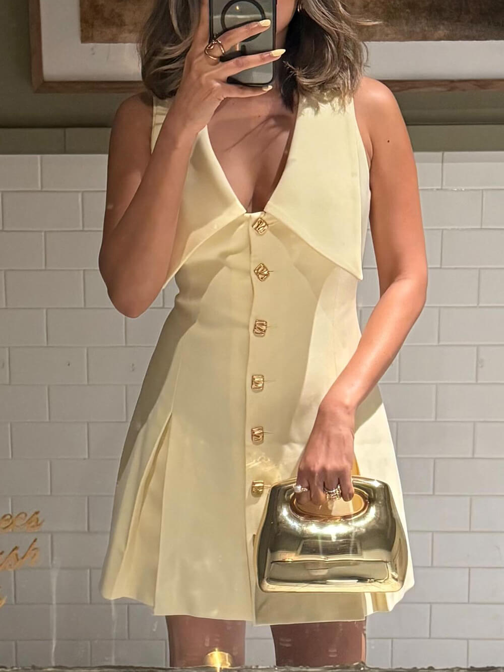 Plissiertes Minikleid in A-Linie mit zarten Knopfdetails