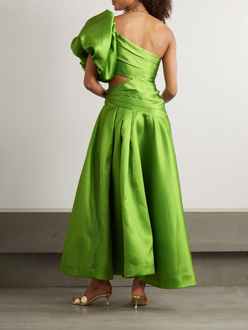 Robe longue unique en satin sergé imprimé à une épaule froncée