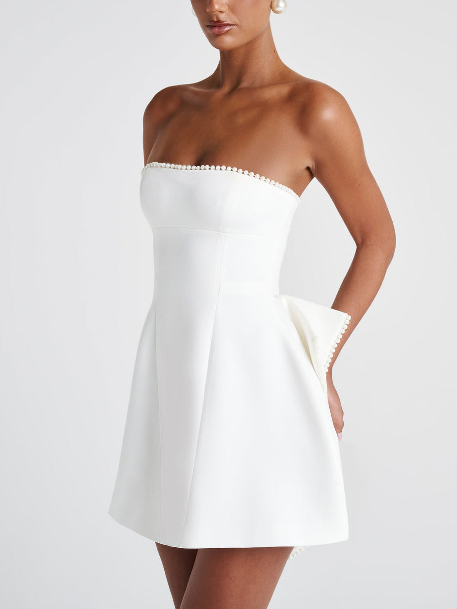 Robe courte trapèze élégante à épaules dénudées et nœud orné de perles