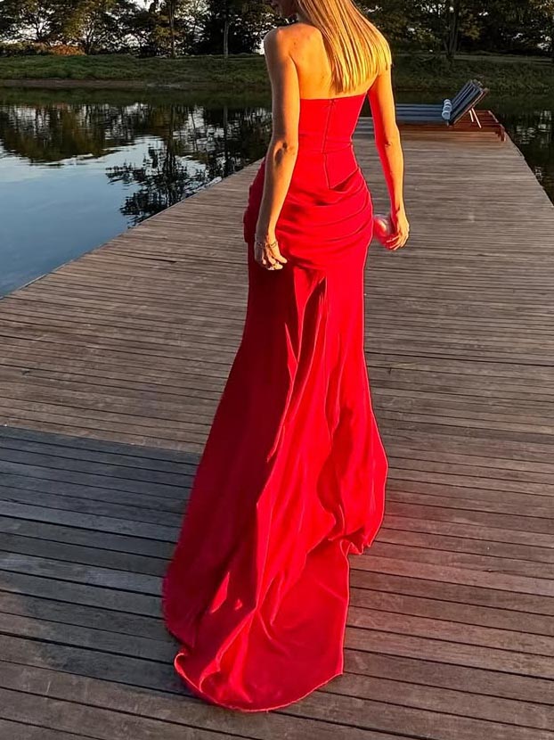 Elegantes schulterfreies, plissiertes, bodenlanges Maxikleid