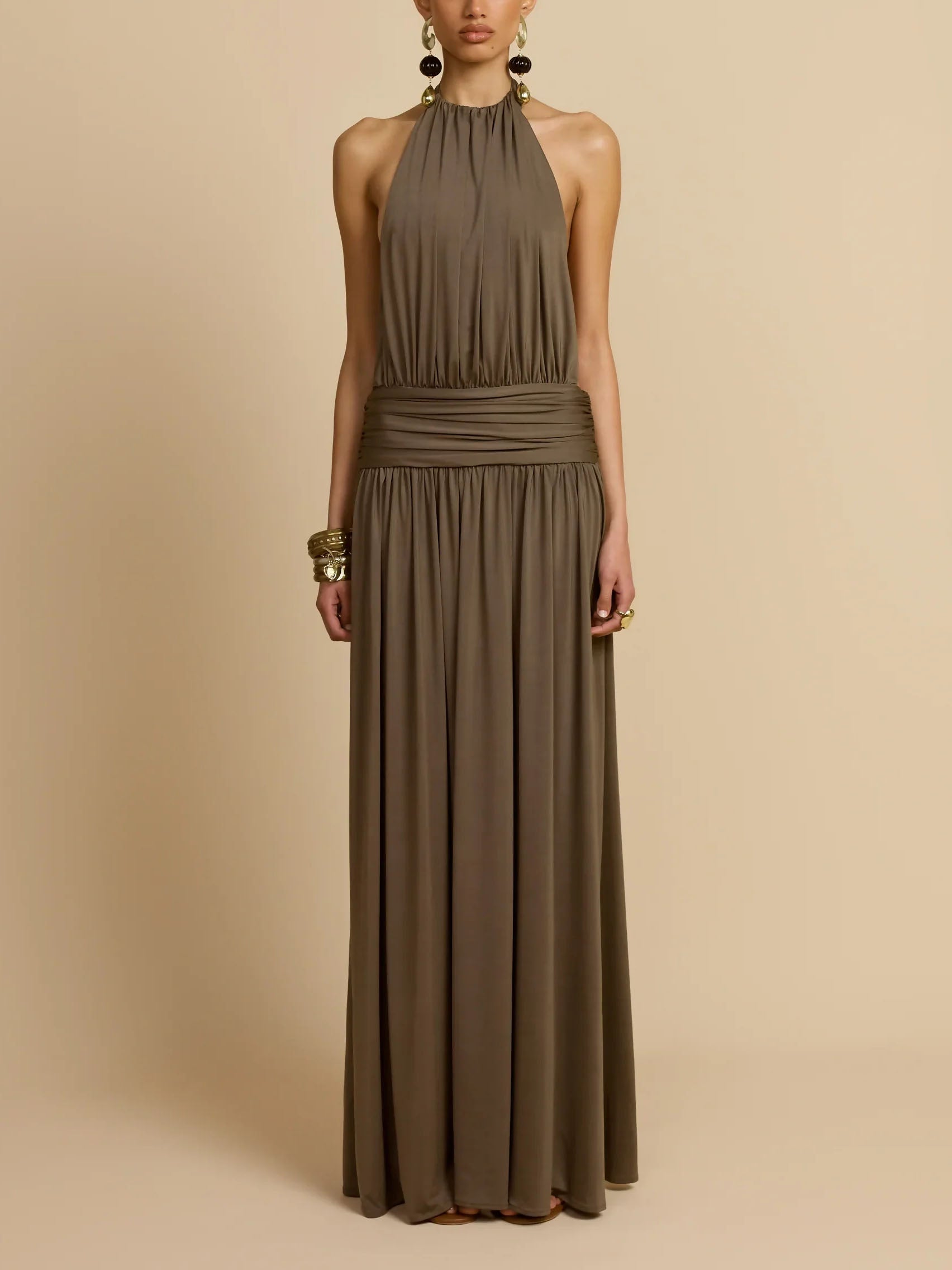 Sexy plissiertes Maxikleid aus Strick mit offenem Rücken und niedriger Taille