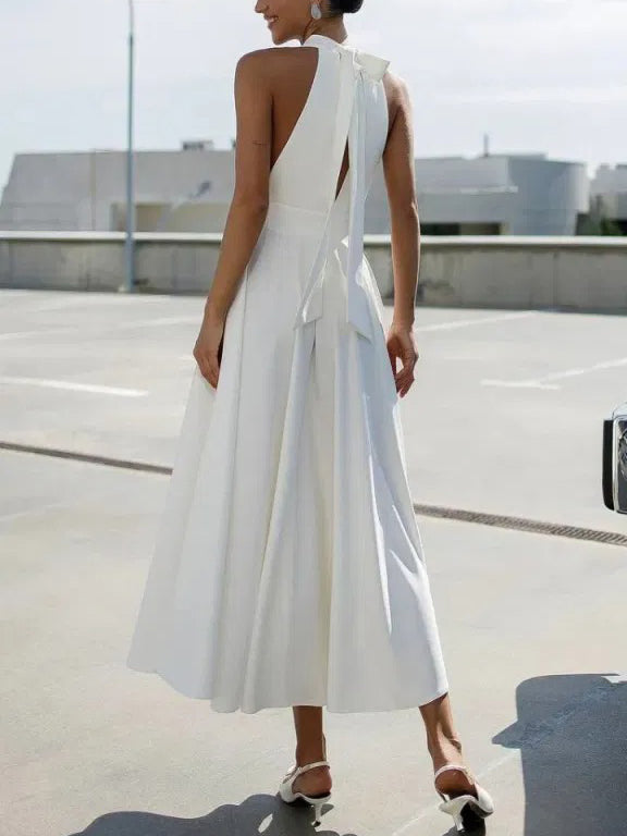 Robe mi-longue élégante à col licou et coupe trapèze