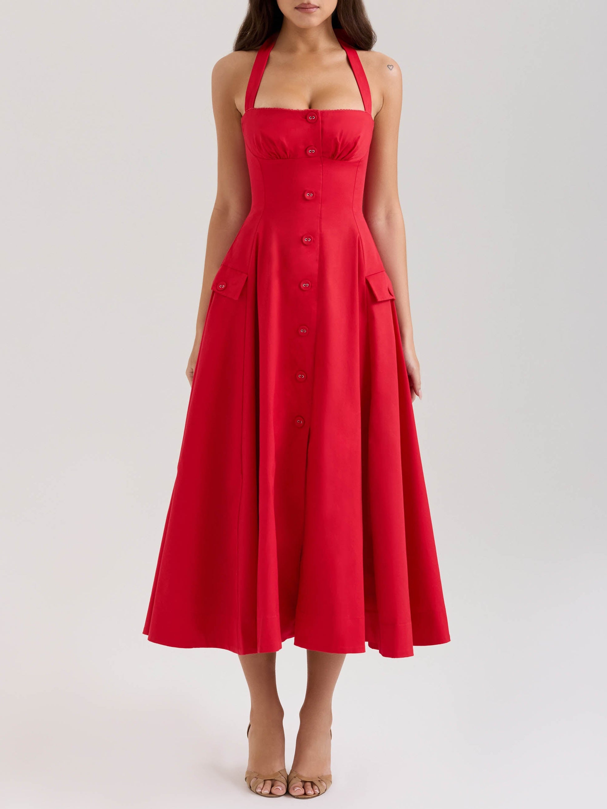 Robe mi-longue élégante à col carré et boutons plissés