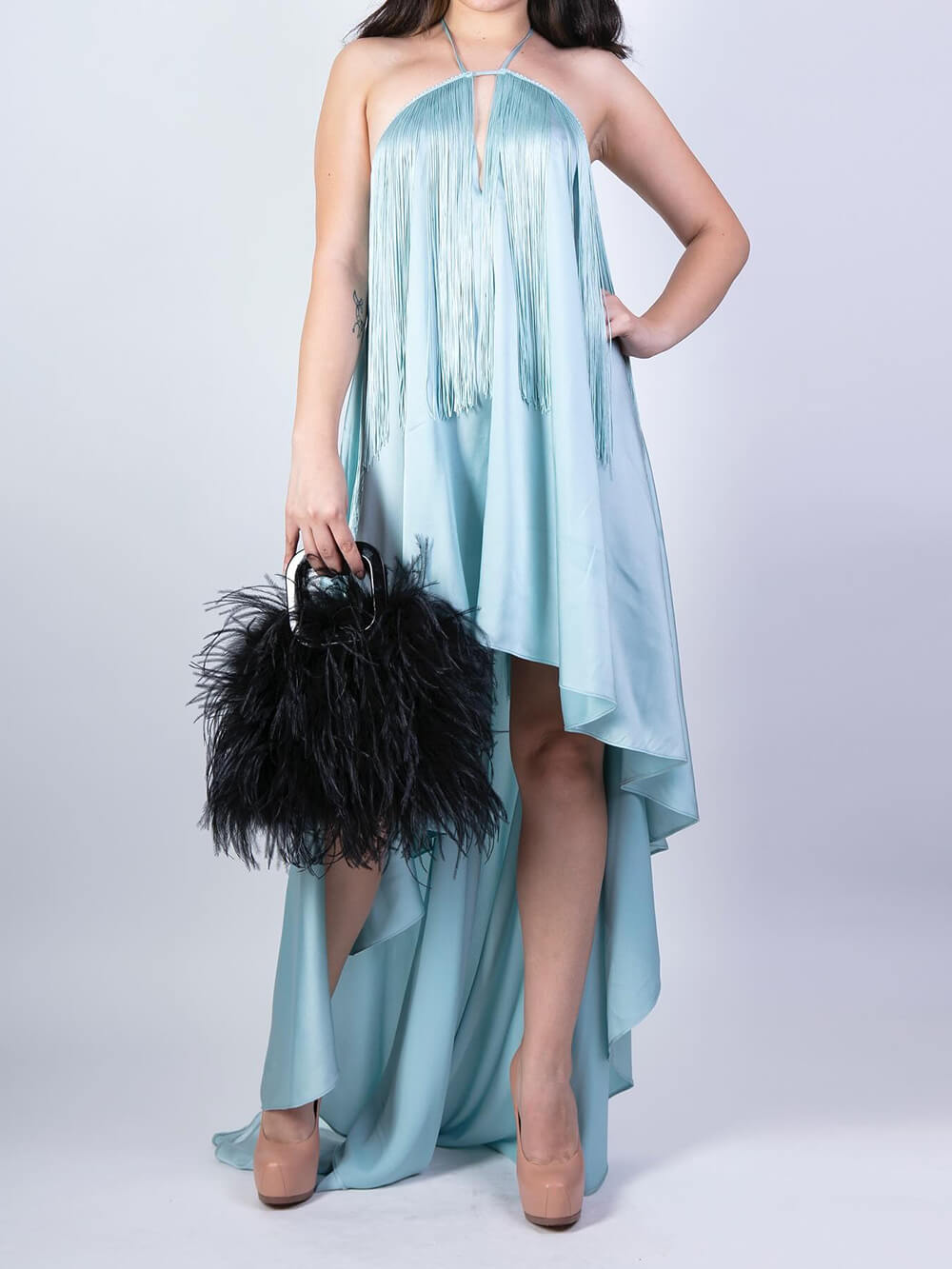 Elegantes, einzigartiges, asymmetrisches Maxikleid aus Satin mit überkreuztem Rücken und Quastenbesatz