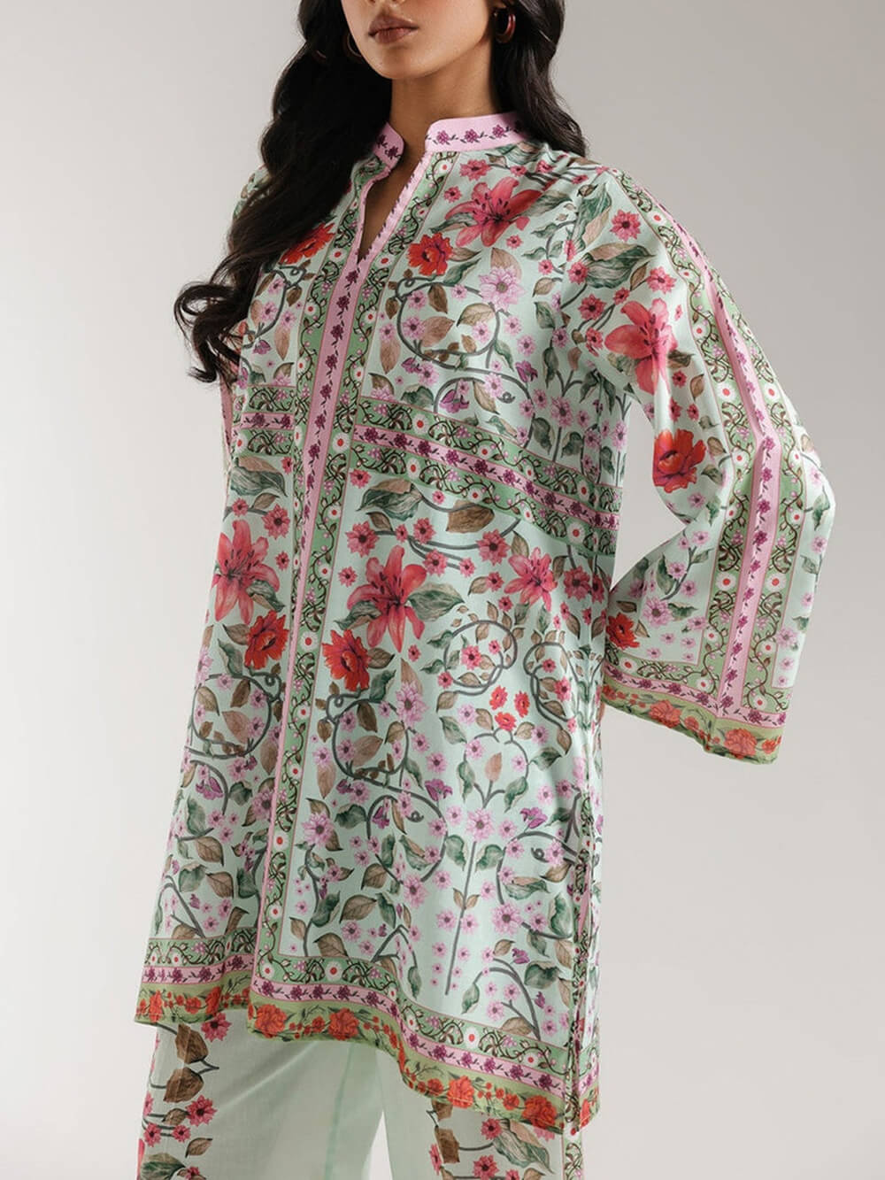Chemise oversize à demi-col et imprimé floral symétrique en satin unique