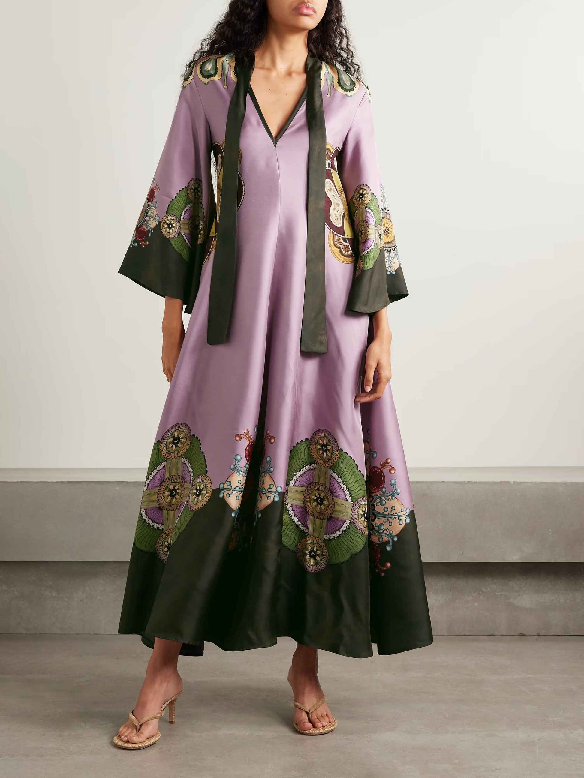 Robe longue rétro sophistiquée en satin à imprimé floral