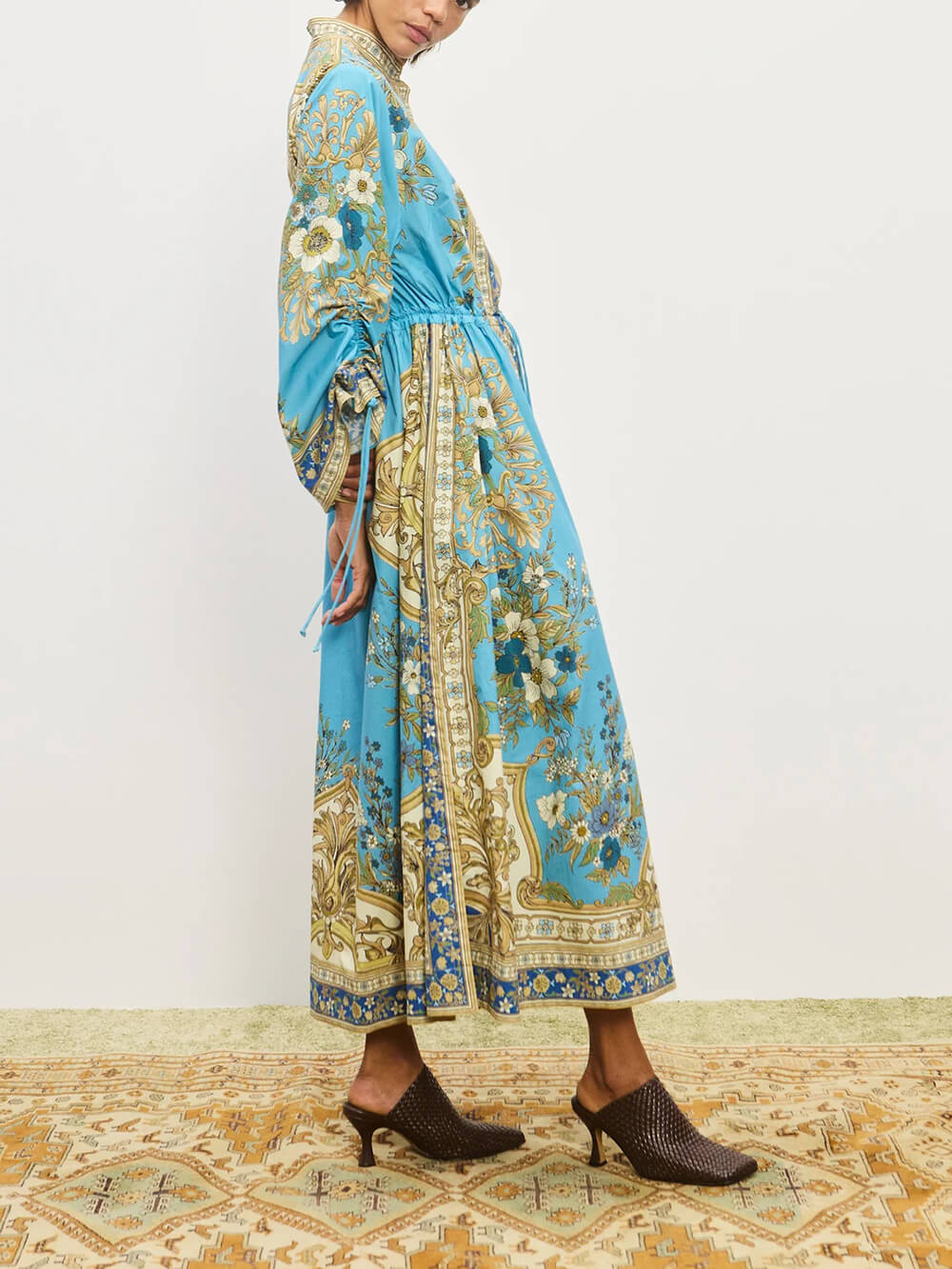 Robe chemise ample à imprimé floral, unique et sans effort, avec poignets et cordon de serrage à la taille
