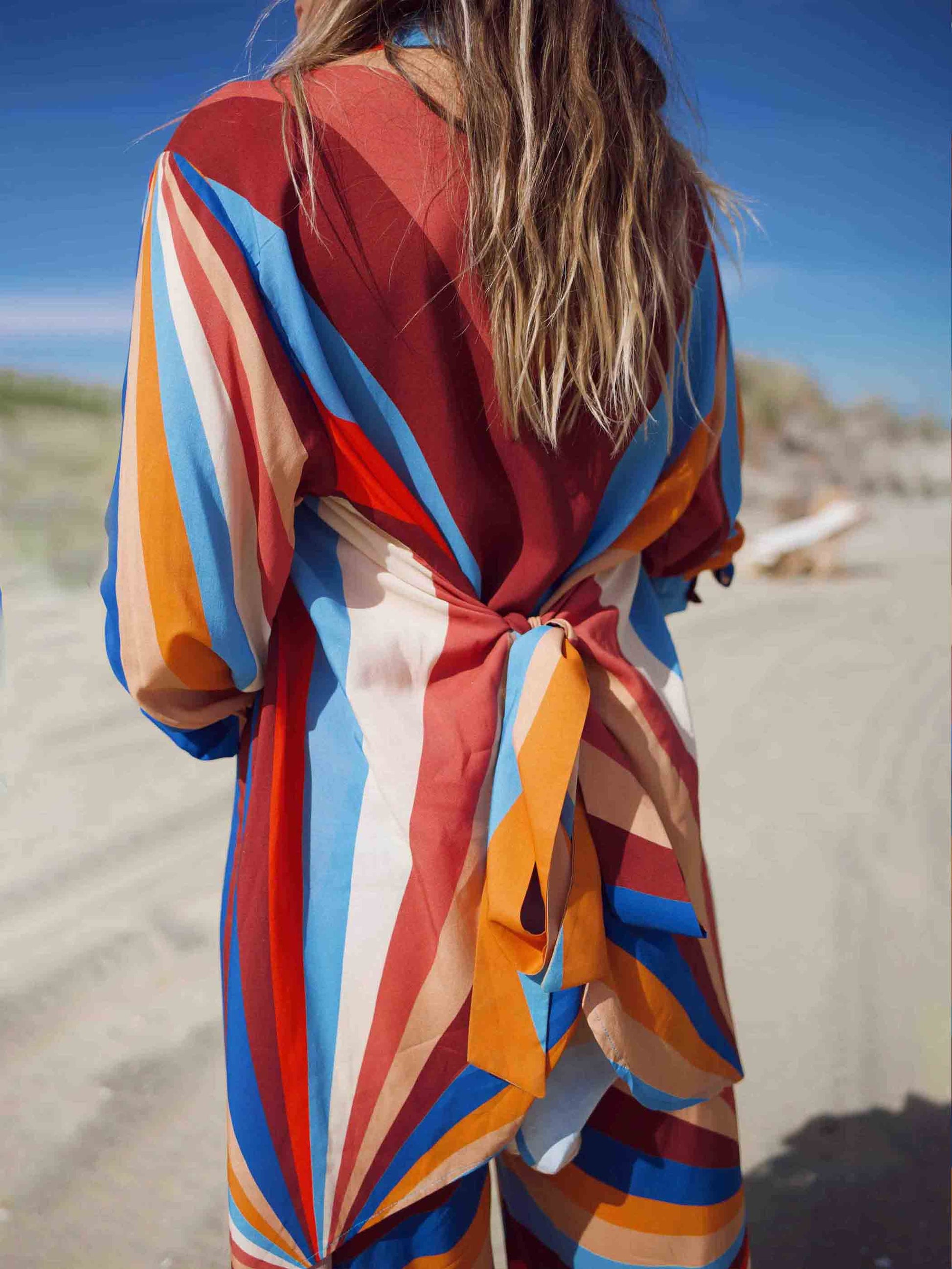 Chemise à rayures géométriques vibrantes avec ceinture nouée