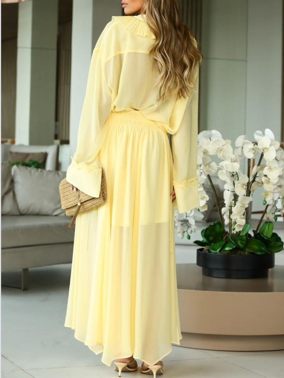 Elegante Chiffonbluse mit Rüschen und V-Ausschnitt