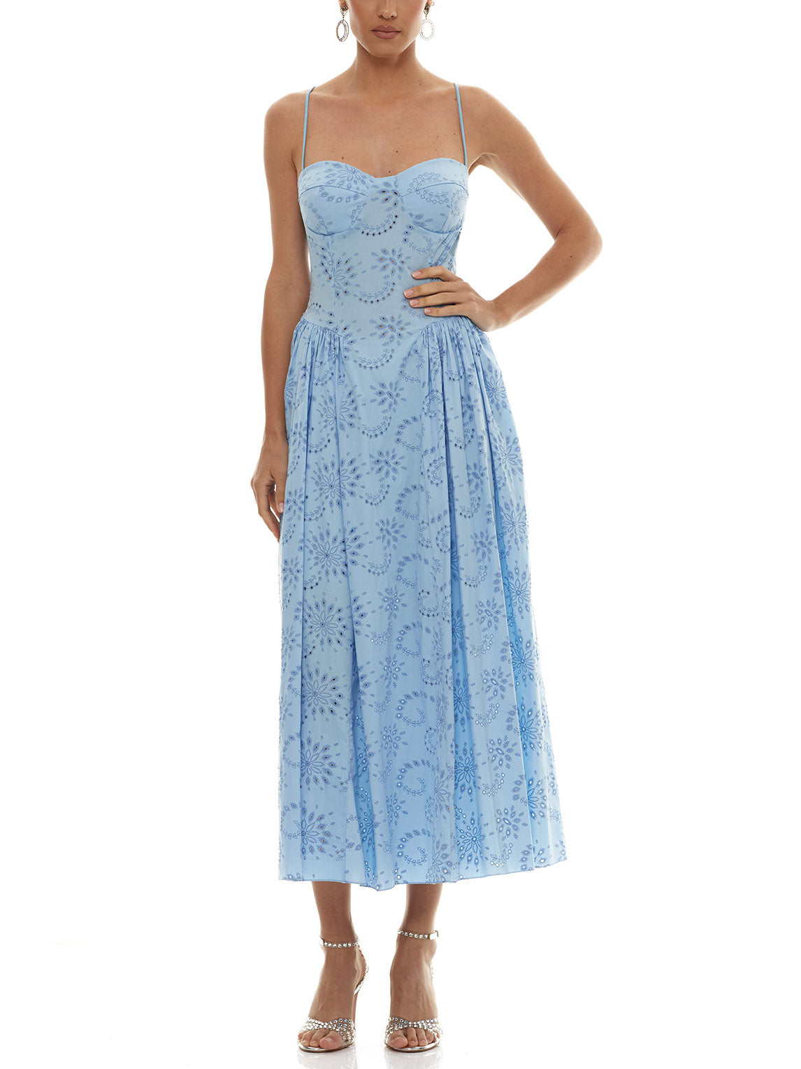 Robe longue romantique brodée à bretelles spaghetti et col en cœur