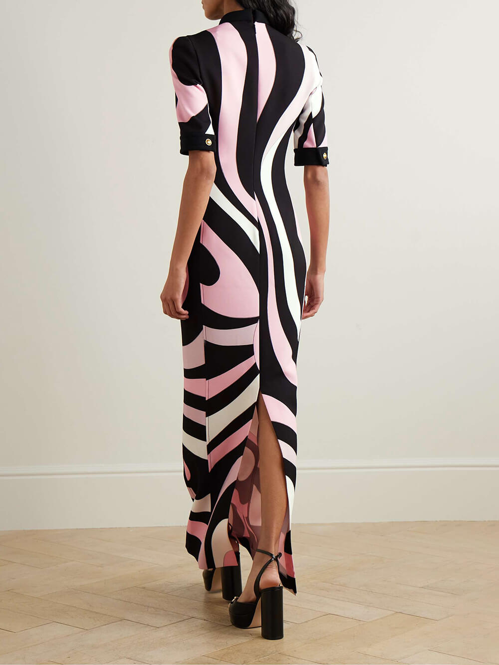Robe longue froissée en satin imprimé unique d'inspiration rétro