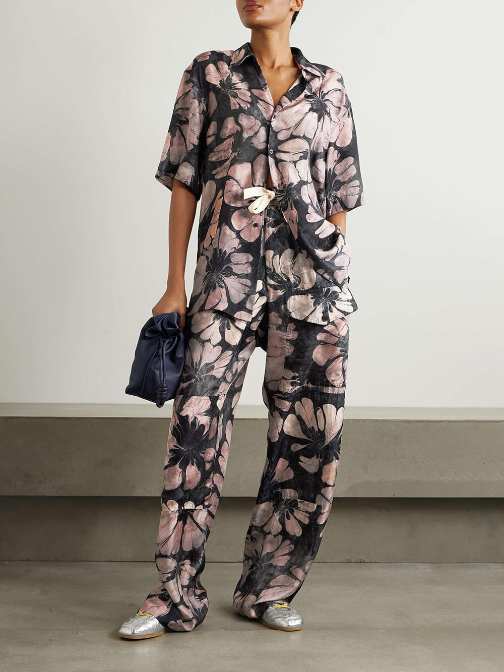 Chemise ample boutonnée en satin à imprimé floral unique