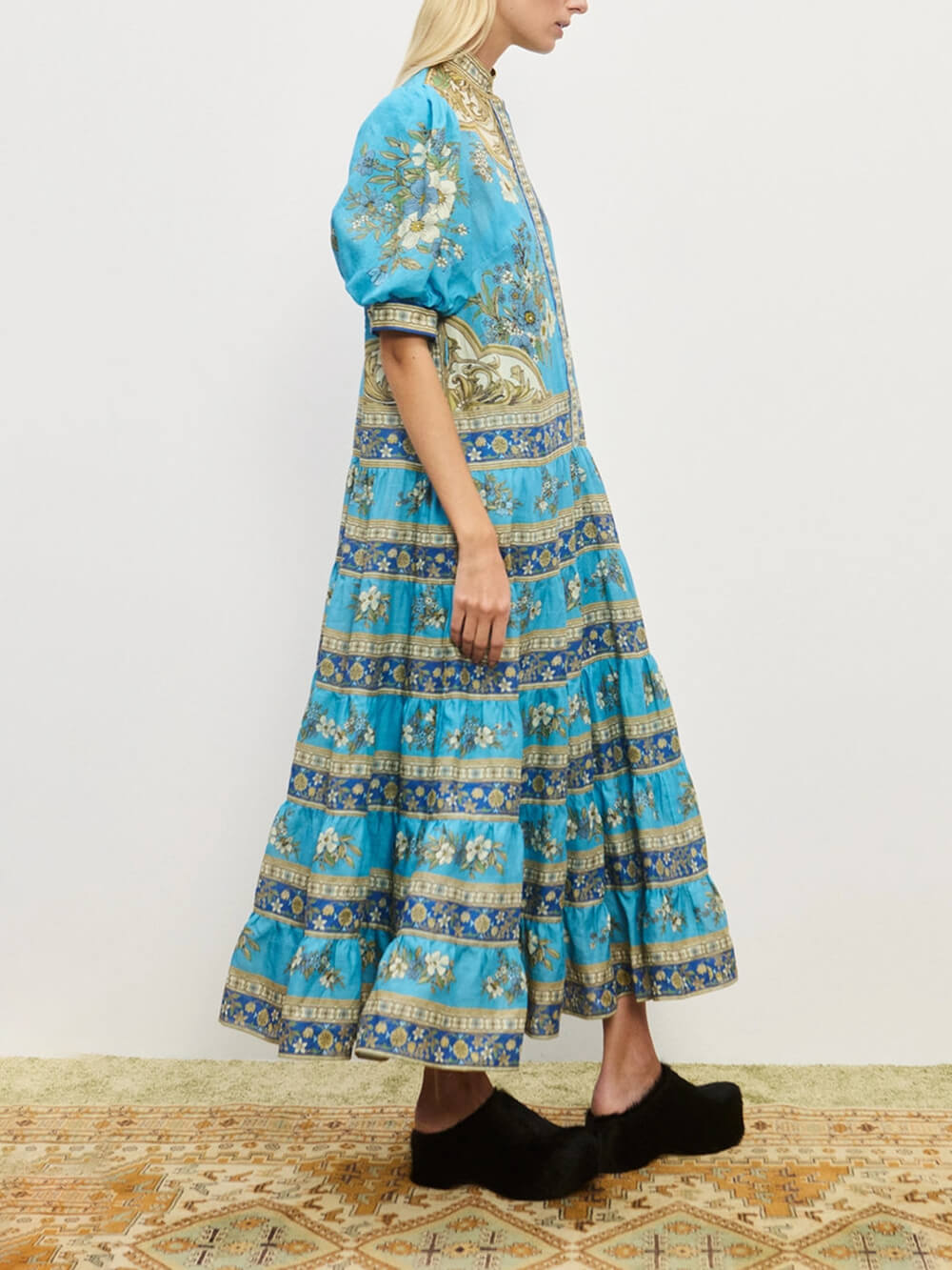 Robe longue à imprimé floral unique, manches bouffantes et volants