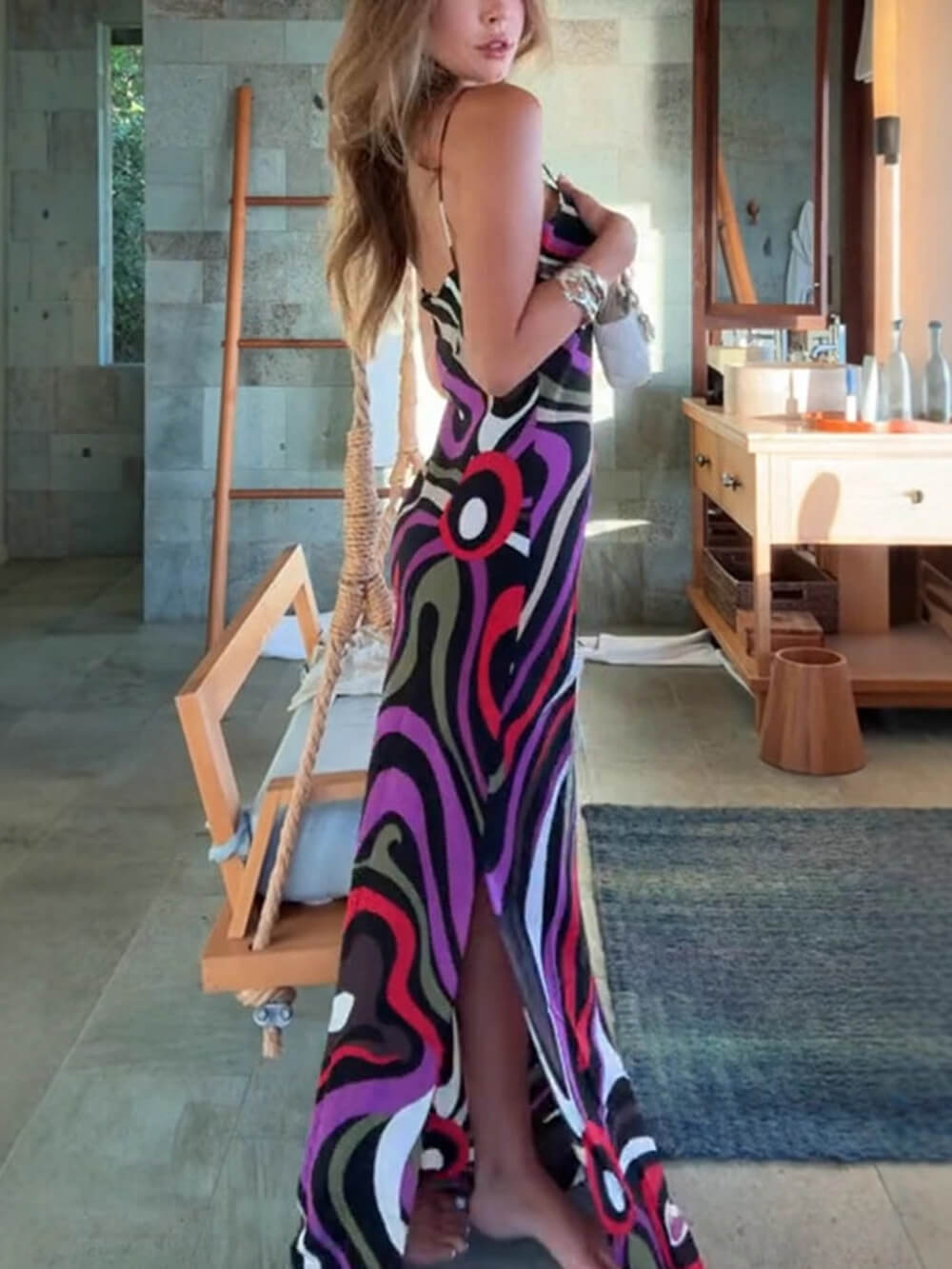 Robe longue dos nu en satin imprimé rétro