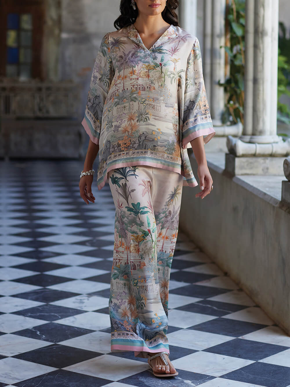 Verspieltes und elegantes, lockeres Oversize-Shirt mit Digitaldruck und ausgestellten Ärmeln