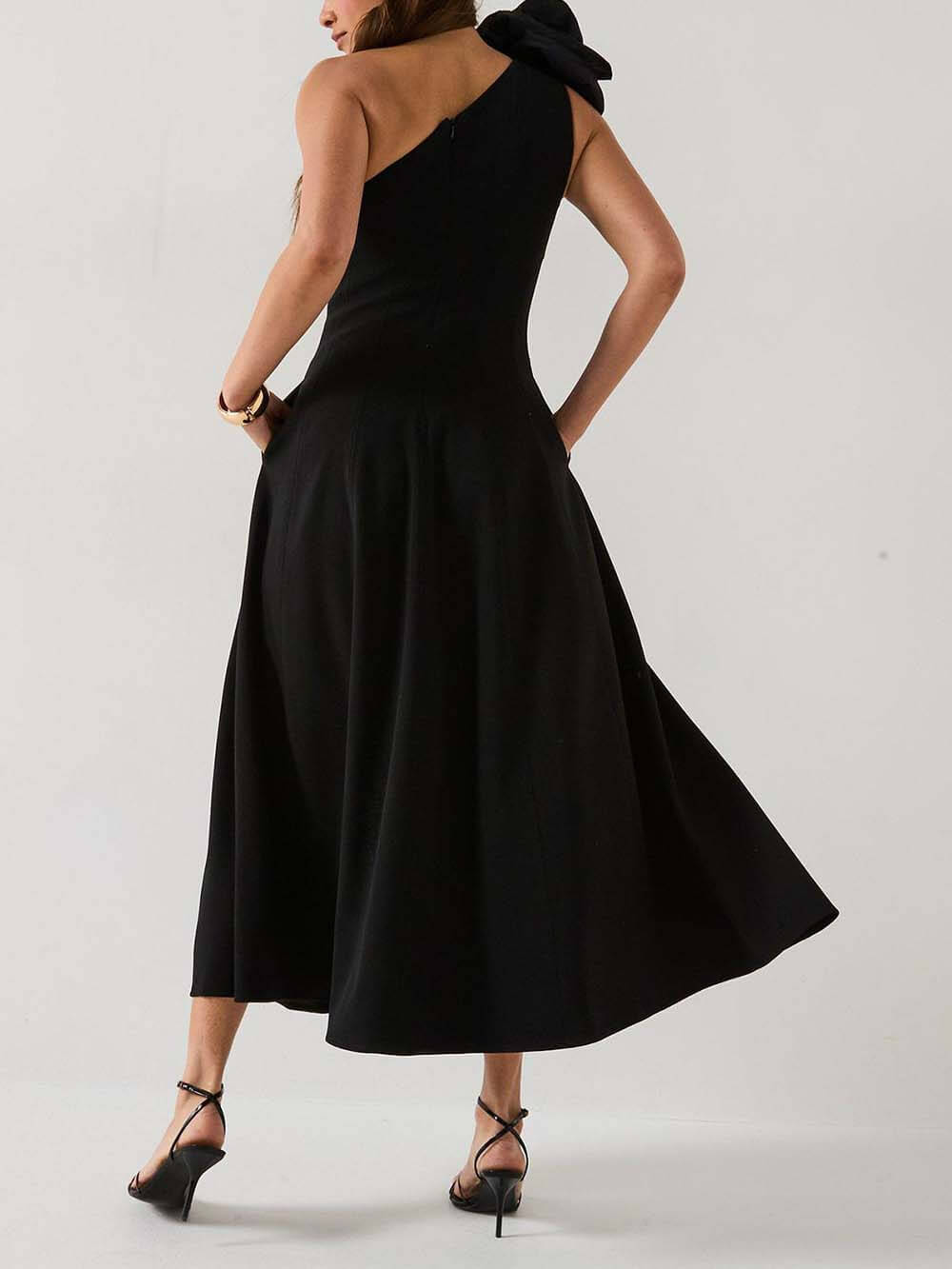Robe midi exquise à une épaule avec corsage