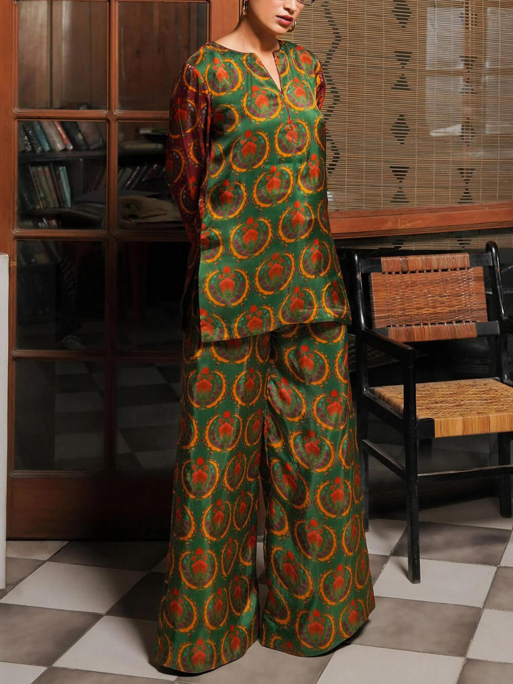 Einzigartige, lockere Hose aus Satin mit breitem Bein und Ethno-Print und elastischer Taille
