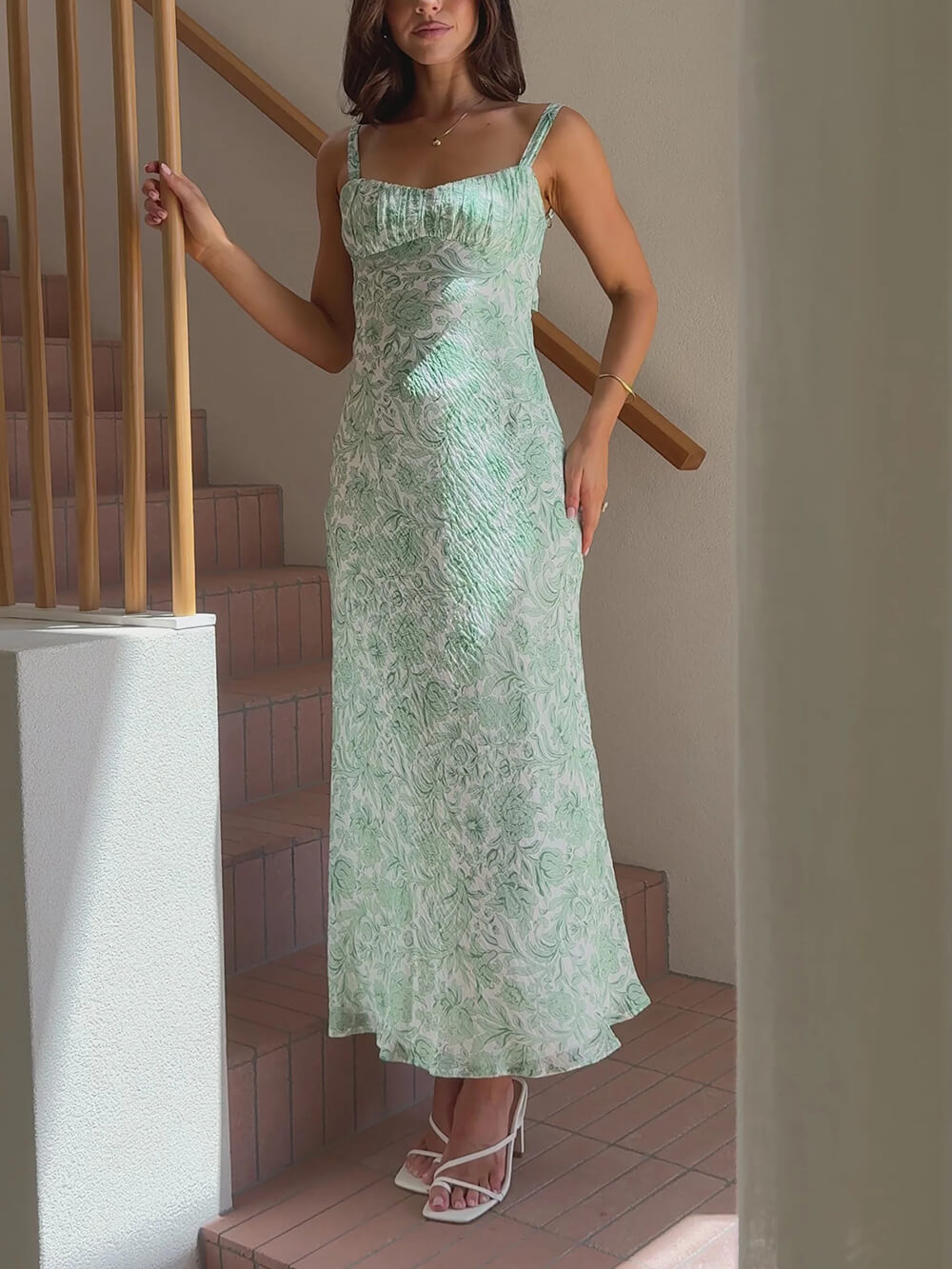 Robe midi plissée à imprimé floral sophistiqué et dos ouvert