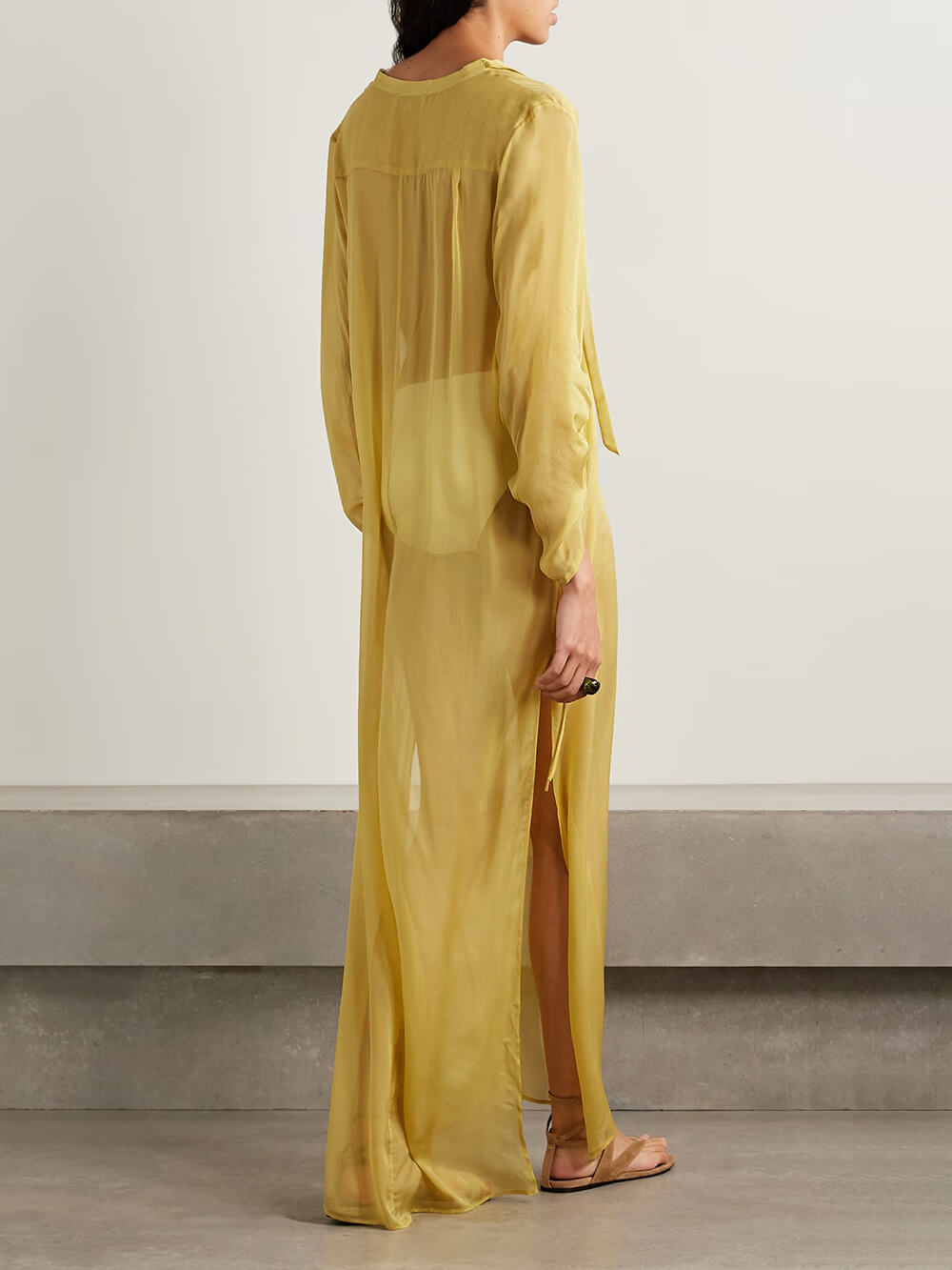 Robe longue décontractée en satin à col en V et poignets plissés