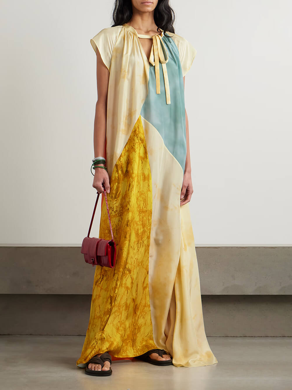 Einzigartiges Maxikleid aus Satin mit Patchwork-Print und Bindekragen