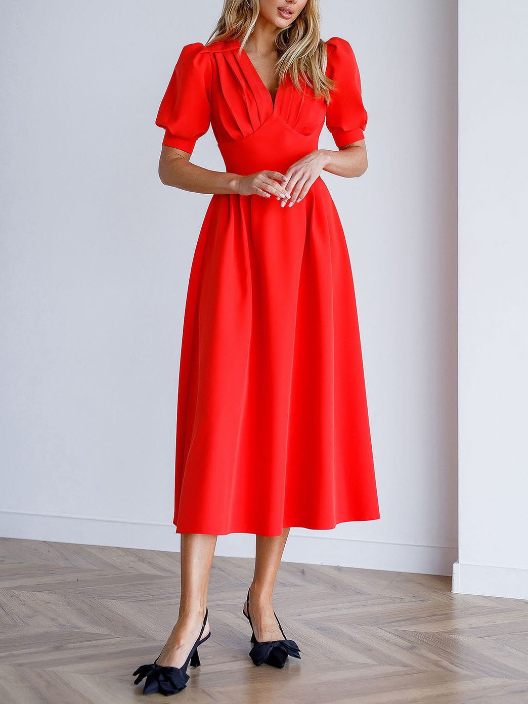 Robe mi-longue élégante à col en V et manches courtes bouffantes