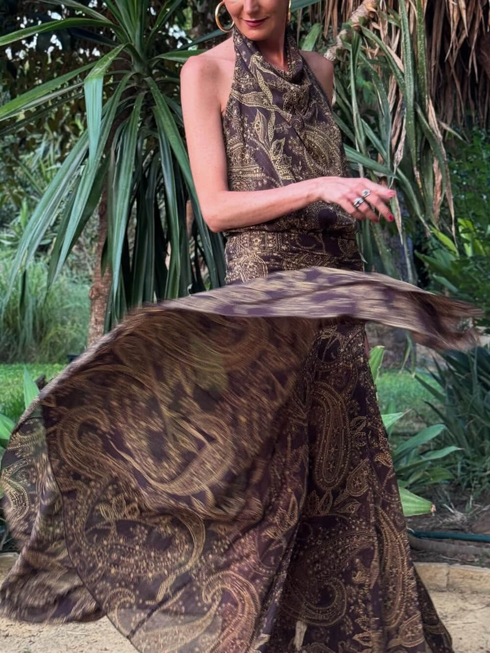 Elegantes, einzigartiges, gerüschtes, rückenfreies, plissiertes Maxikleid mit Paisley-Print