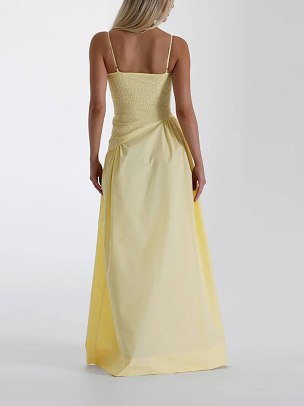 Sommerliches, figurbetontes Maxikleid mit Spaghettiträgern in A-Linie