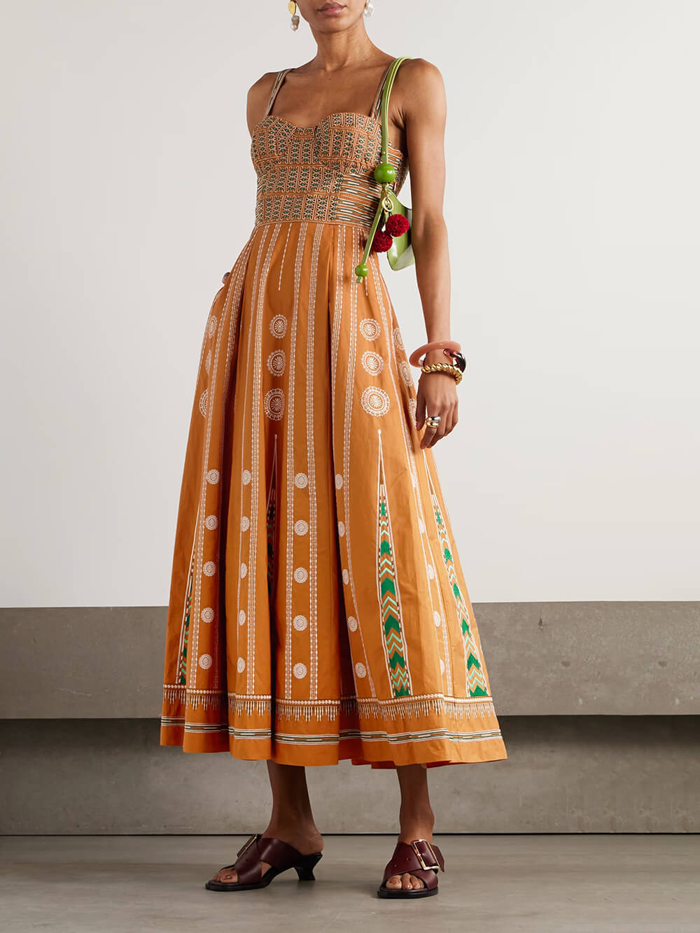 Robe midi plissée élégante à épaules dénudées et imprimé rétro