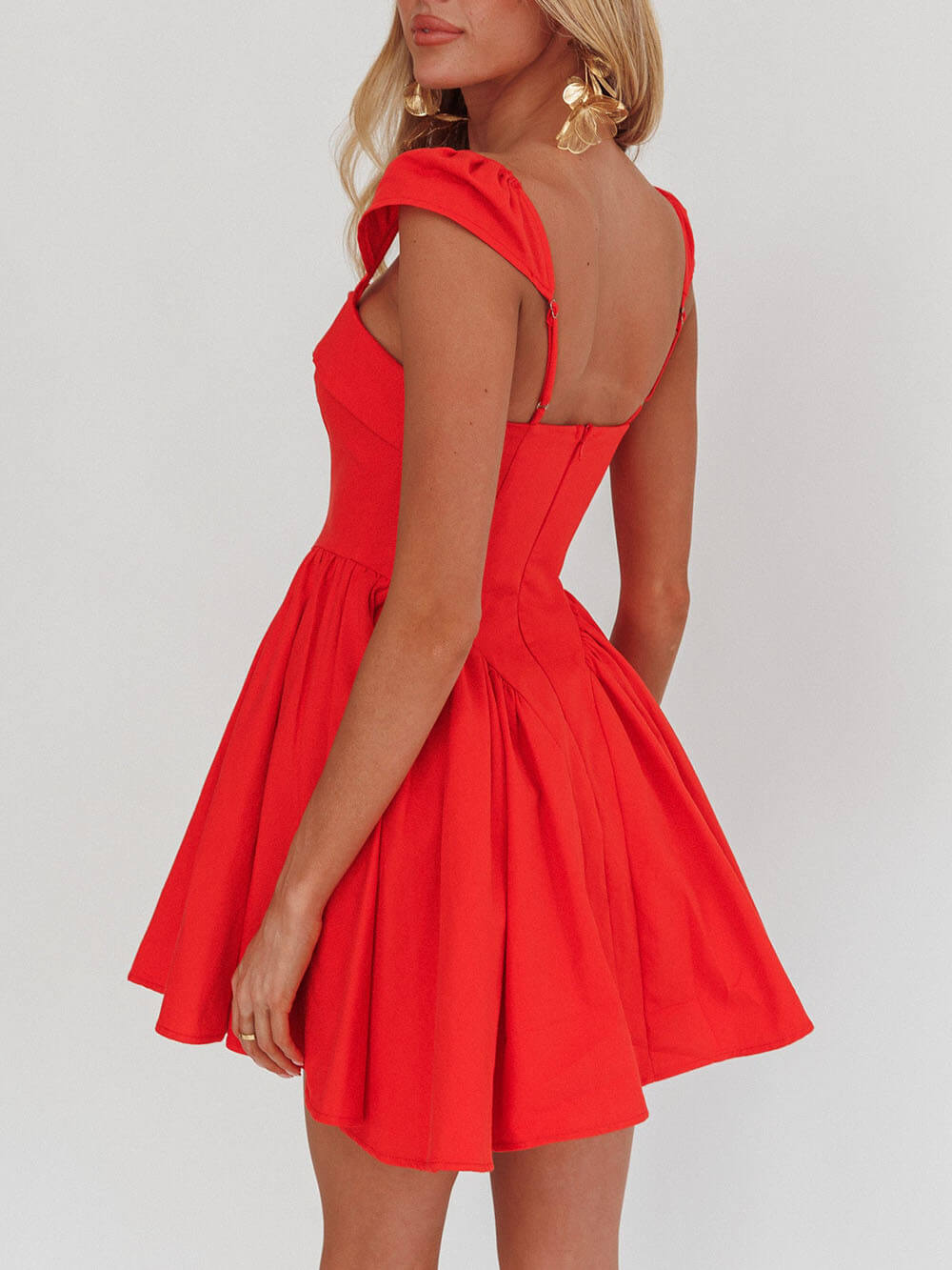 Zartes Minikleid mit plissiertem, quadratischem Kragen und Knopfleiste vorne