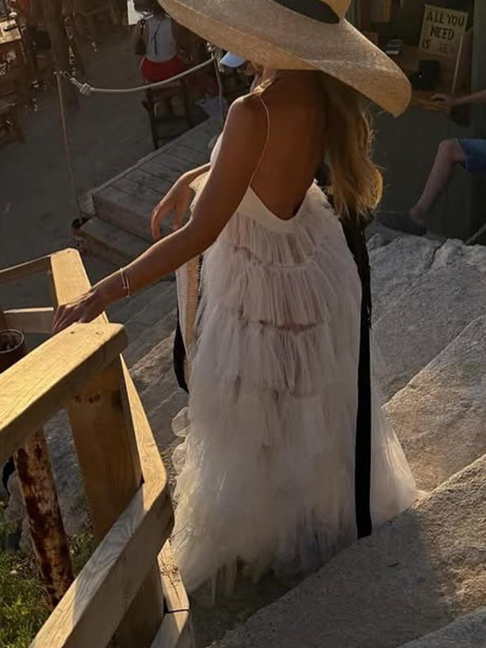 Elegantes gerüschtes A-Linien-Maxikleid aus Netzstoff