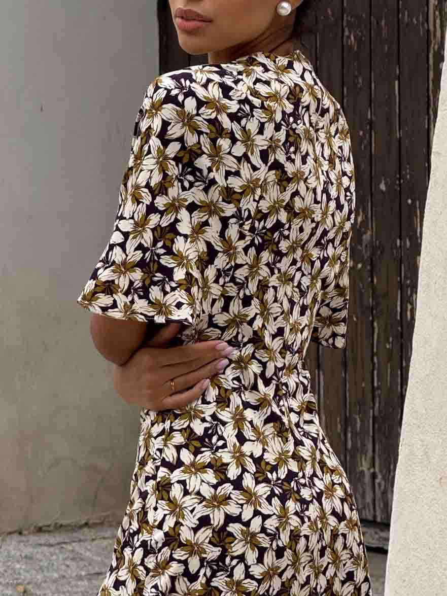 Robe mi-longue fendue élégante en satin à imprimé floral
