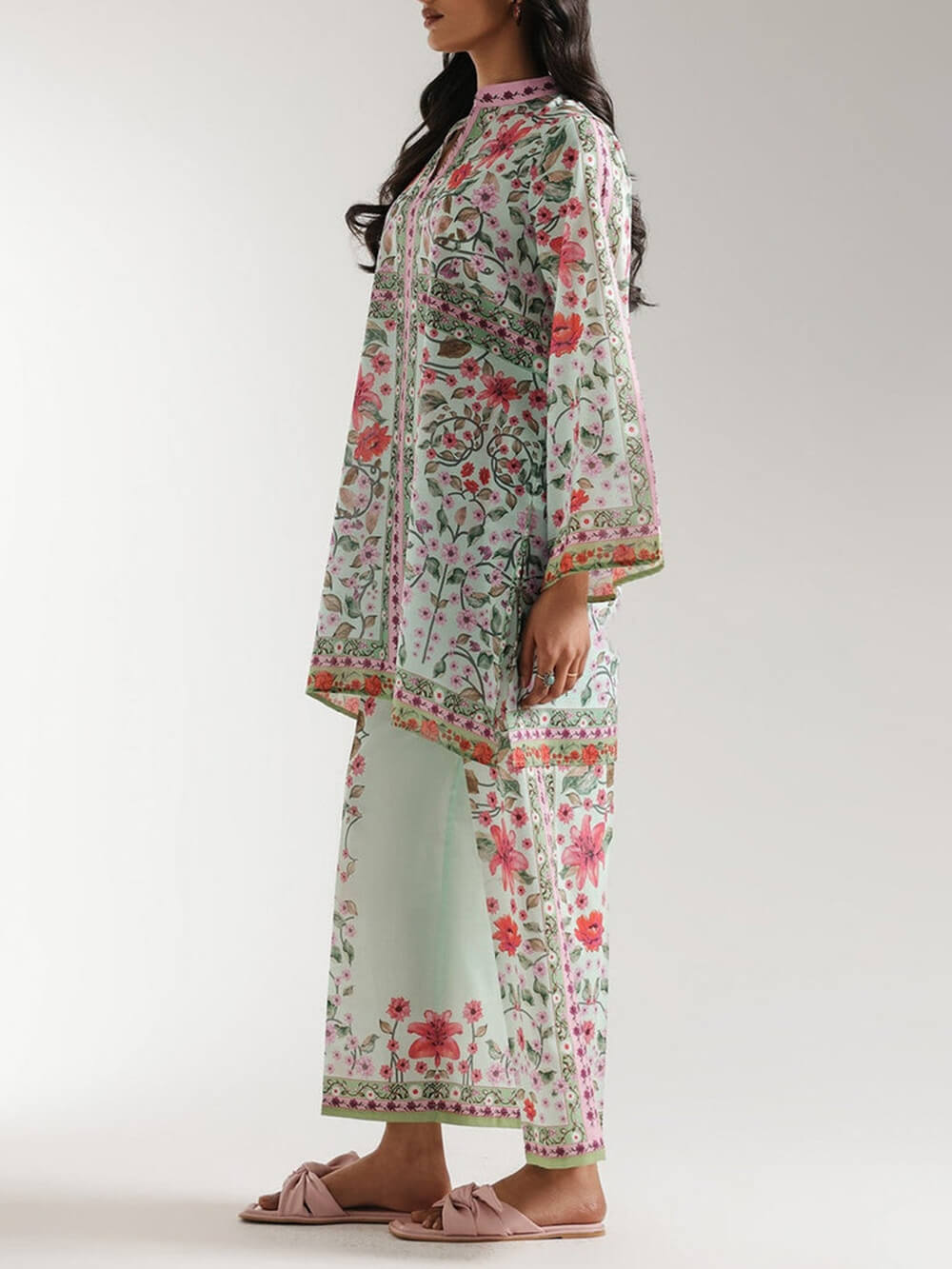 Chemise oversize à demi-col et imprimé floral symétrique en satin unique