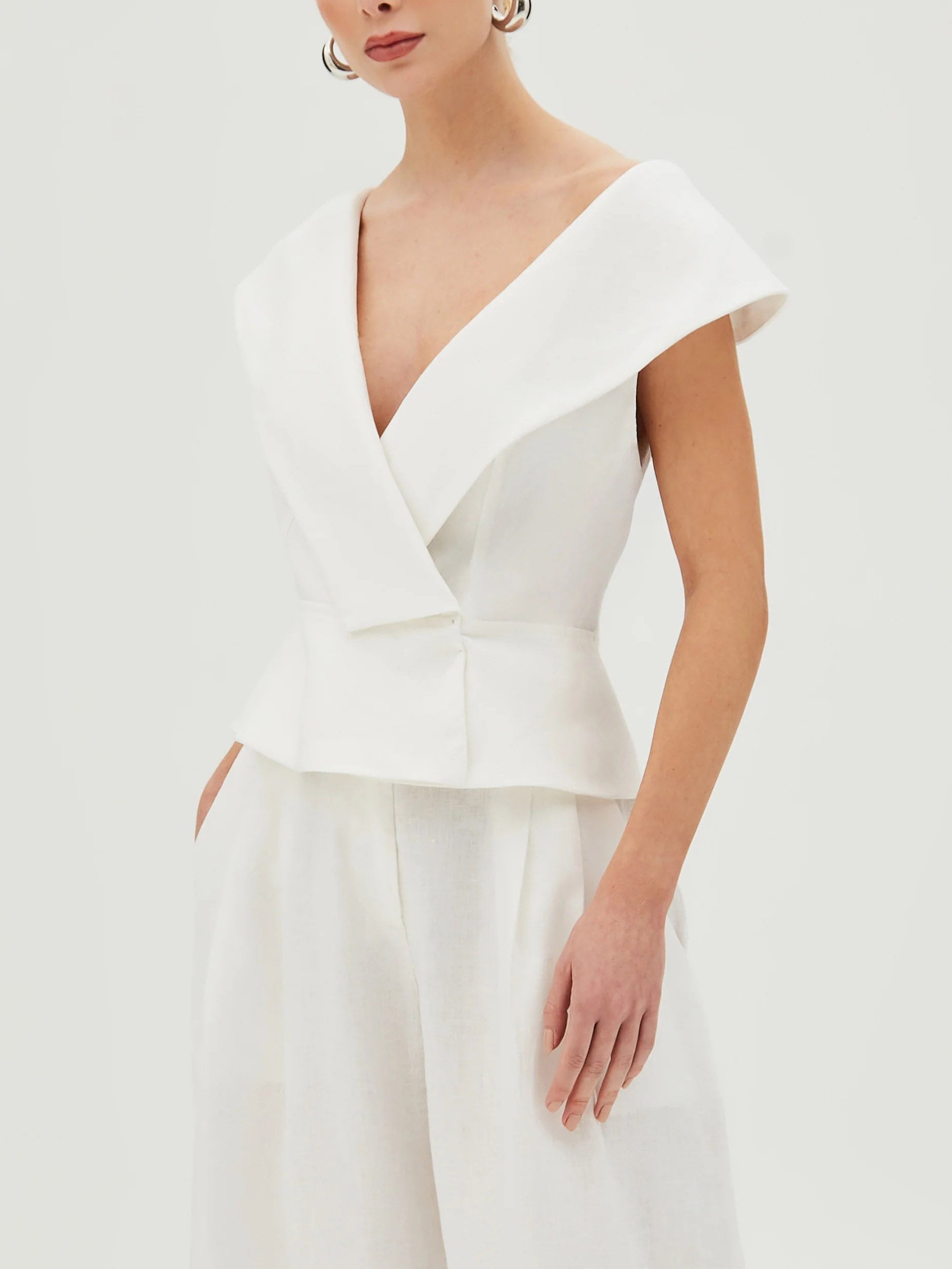 Elegantes Kurzarm-Taillenshirt mit V-Ausschnitt