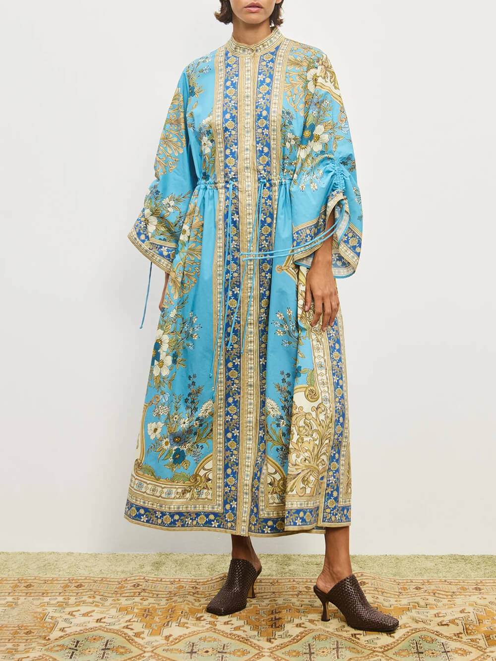 Robe chemise ample à imprimé floral, unique et sans effort, avec poignets et cordon de serrage à la taille