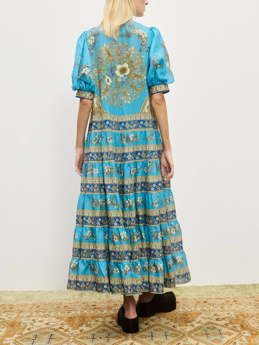 Robe longue à imprimé floral unique, manches bouffantes et volants