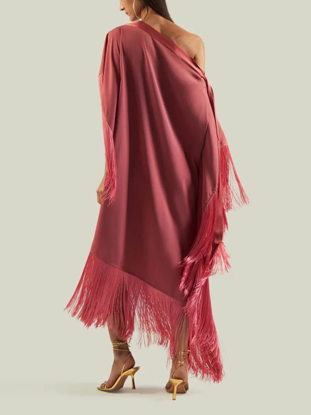 Elegantes schulterfreies Maxikleid aus Satin mit Fransenschleife