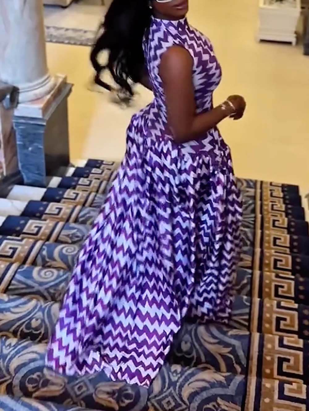 Einzigartiges lilafarbenes Stretch-Maxikleid mit Zickzack-Print