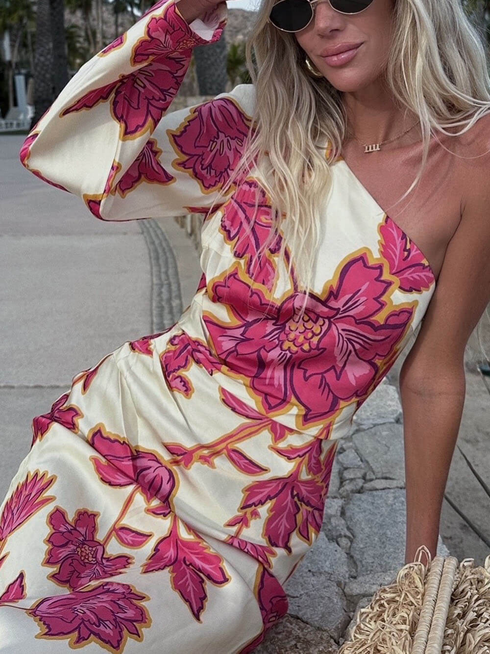 Einzigartiges ausgestelltes Maxikleid aus Satin mit Blumenmuster und einer Schulter
