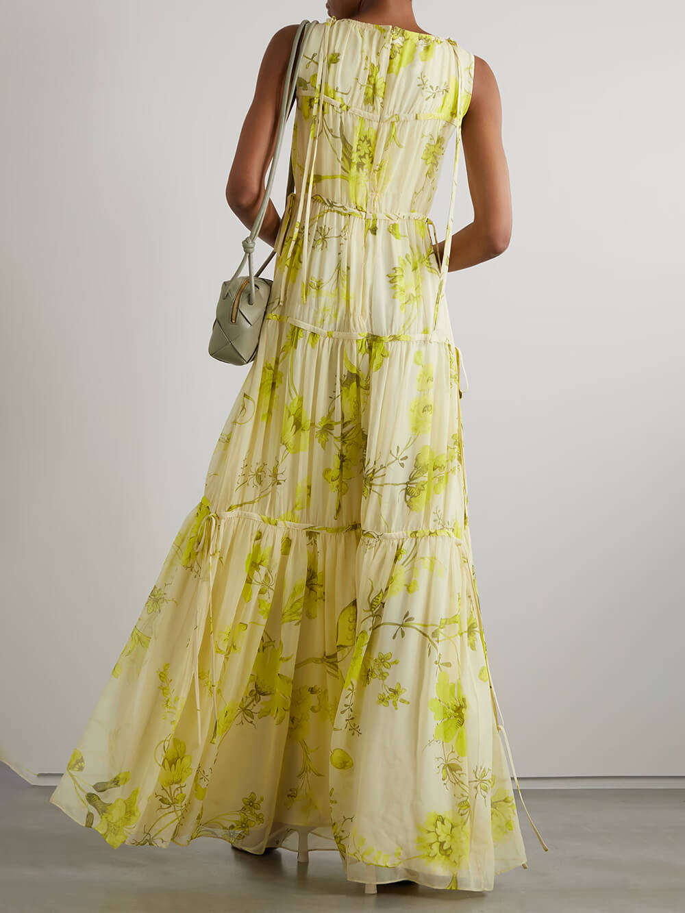 Vintage Bloom – Lässiges Chiffon-Maxikleid mit Blumenmuster und Bindedetail vorn